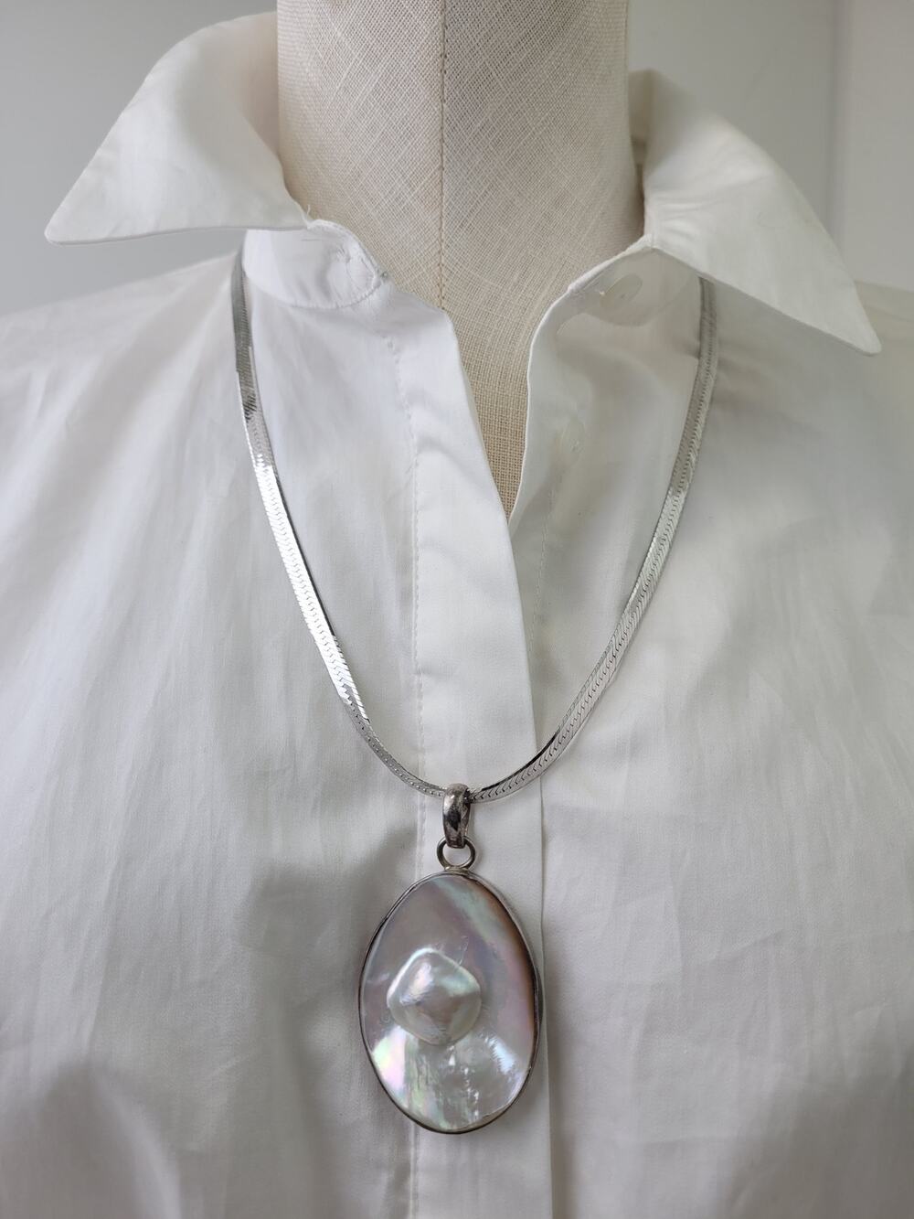 Sterling Silver Herringbone Chain Necklace w Mother of Pearl Pendant